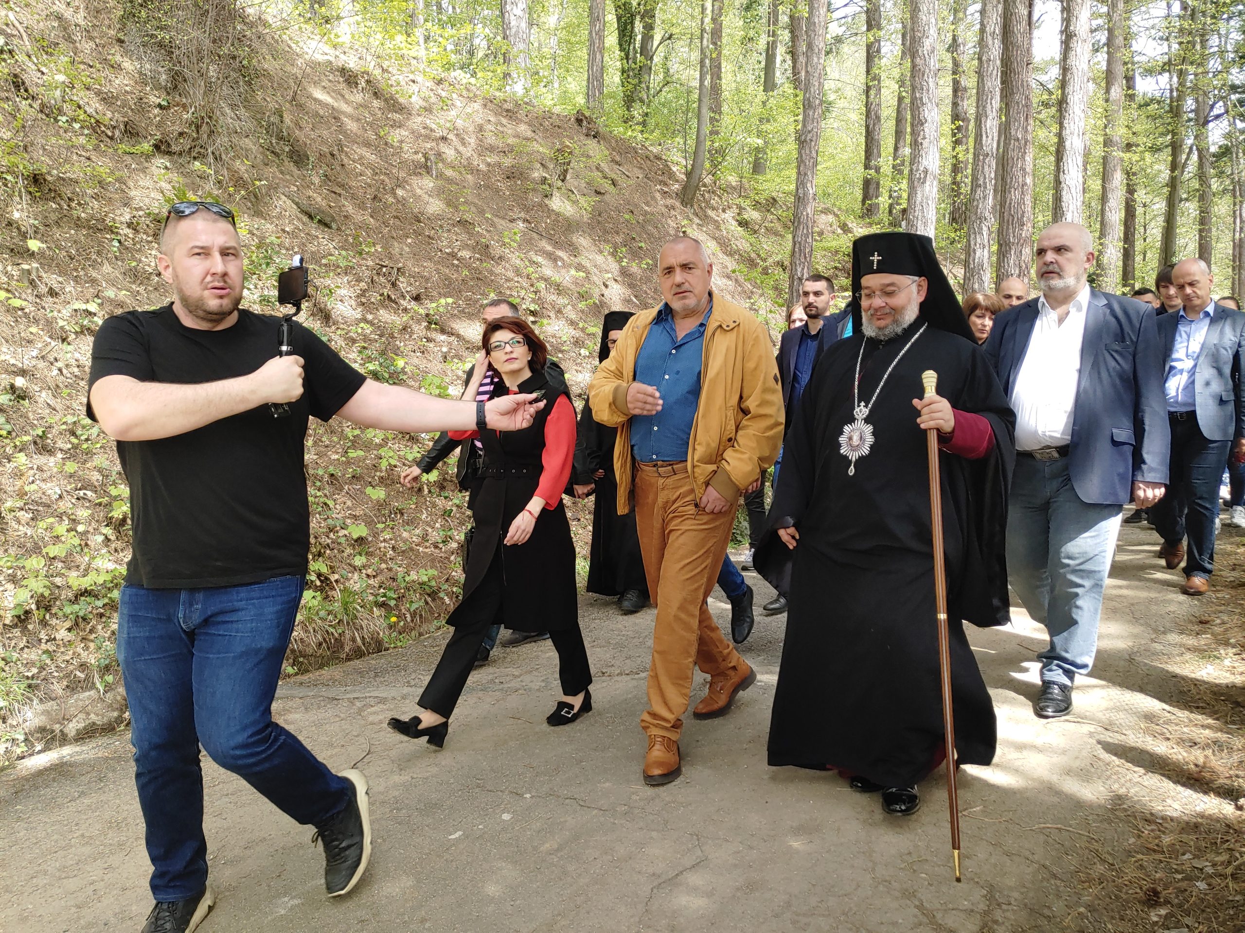 Бойко Борисов посети изцяло обновения манастирски комплекс в Шипка