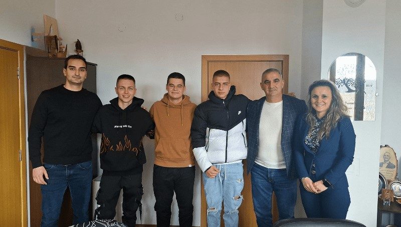 Учениците пишат на кмета на Гурково, той ги кани на чаша чай