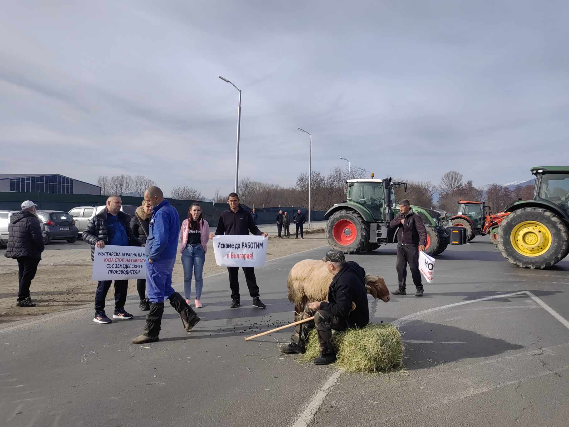 Земеделци и животновъди блокираха Подбалканският път край Дунавци